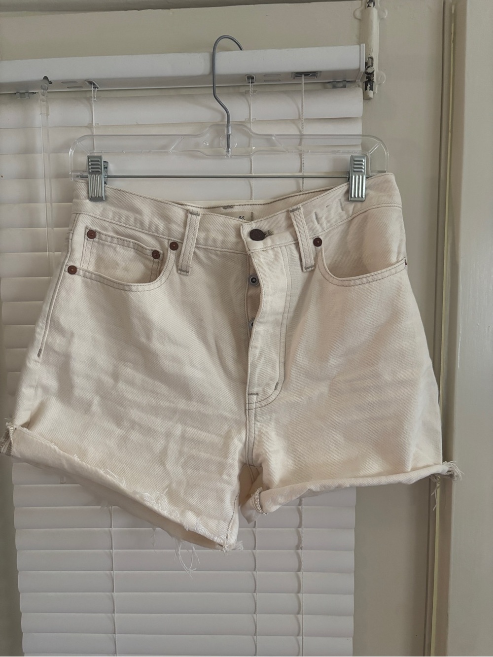 Madewell Dadjean denim shorts in Ecru